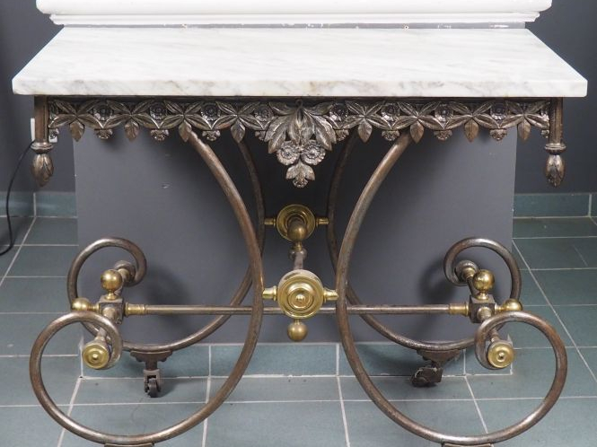 Table de boucher fin XIXème, piétement en métal, dessus marbre blanc. 