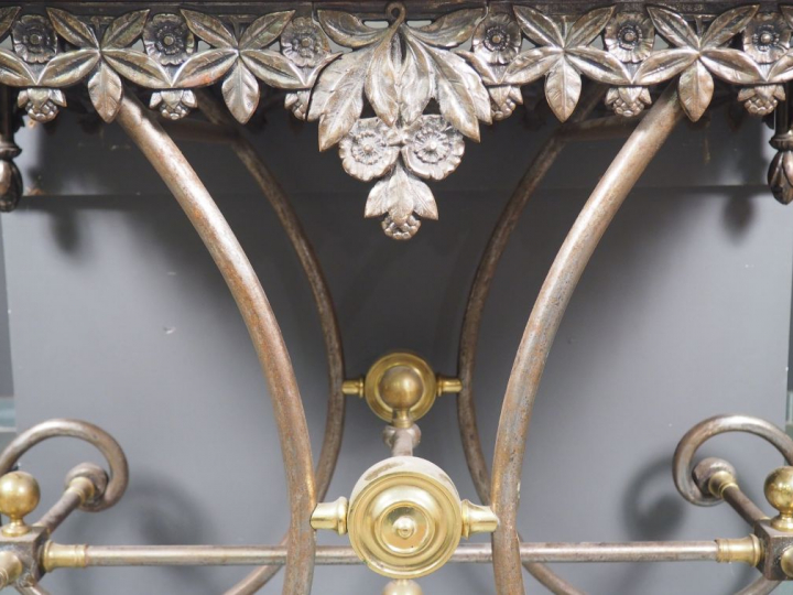 Table de boucher fin XIXème, piétement en métal, dessus marbre blanc. 