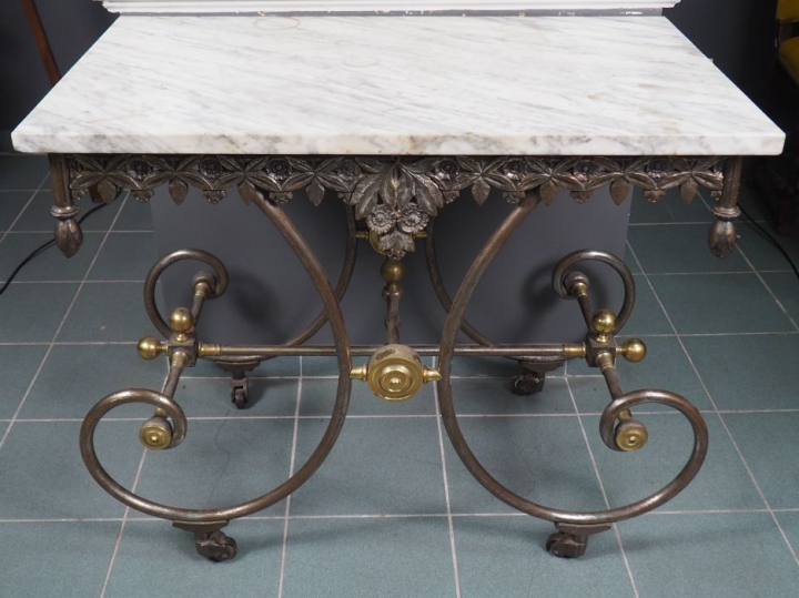 Table de boucher fin XIXème, piétement en métal, dessus marbre blanc. 