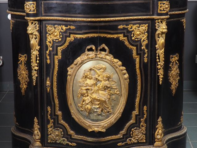 Meuble d'appui Napoléon III en bois noirci, belle ornementation de bro