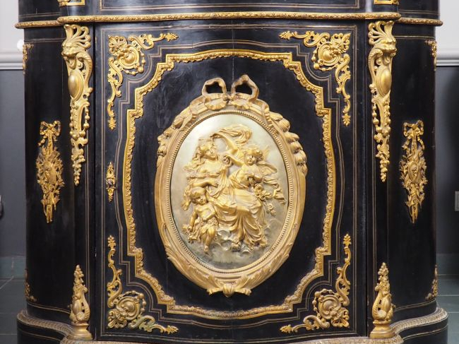 Meuble d'appui Napoléon III en bois noirci, belle ornementation de bro