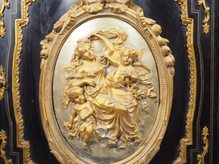 Meuble d'appui Napoléon III en bois noirci, belle ornementation de bro