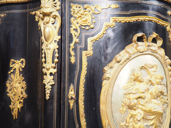 Meuble d'appui Napoléon III en bois noirci, belle ornementation de bro