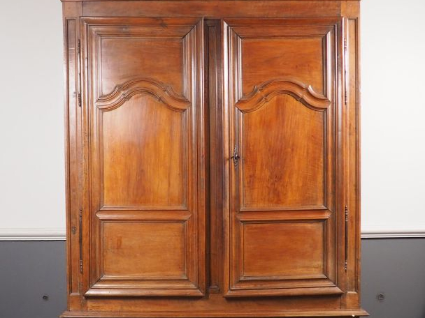 Belle et importante armoire Louis XIV en noyer, ouvrant à deux portes 