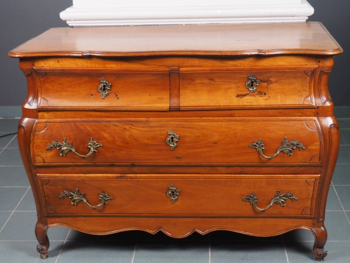 Commode Louis XV en noyer ouvrant à quatre tiroirs, dessus plateau boi