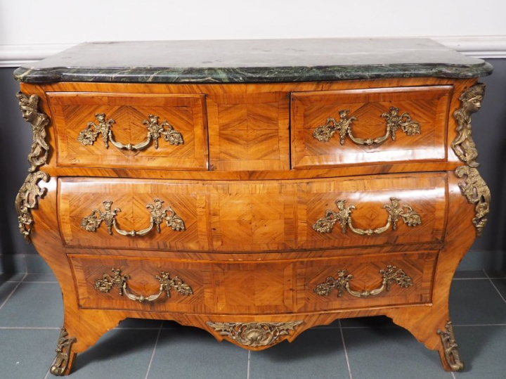 Commode tombeau de style Louis XV en marqueterie, ouvrant à quatre tir