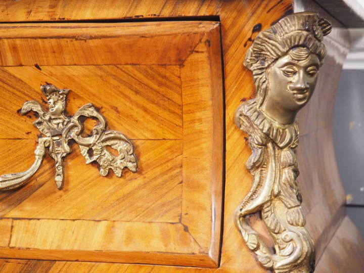 Commode tombeau de style Louis XV en marqueterie, ouvrant à quatre tir