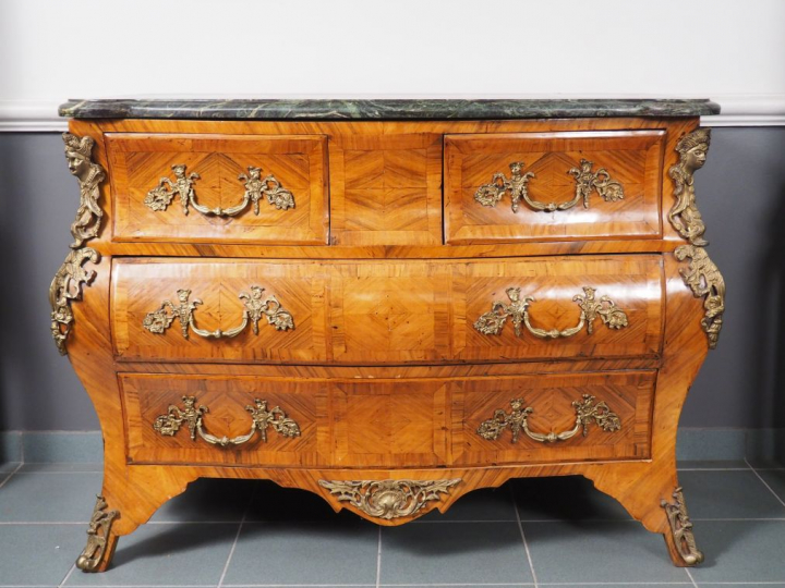 Commode tombeau de style Louis XV en marqueterie, ouvrant à quatre tir