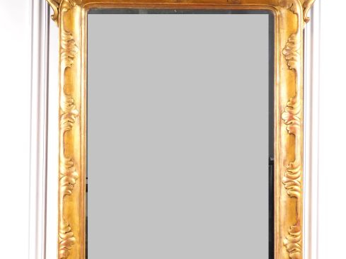 Miroir de style italien en bois doré à décor de feuillage. Dim.134 x 7