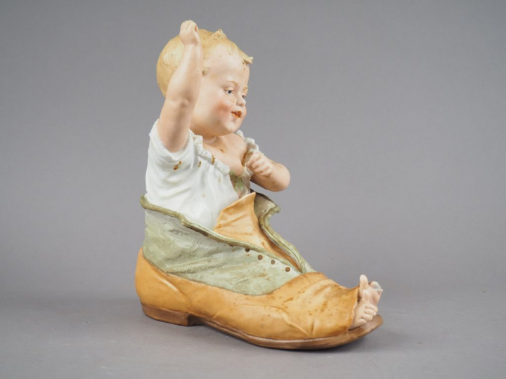 Grand sujet fin XIXème en biscuit polychrome "enfant dans une chaussur