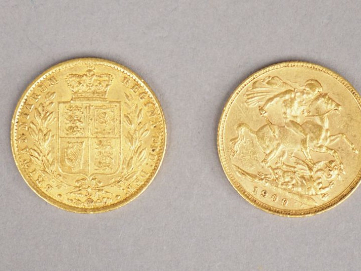 Ensemble comprenant :  - un Souverain or, 1869. - un Souverain or, 190