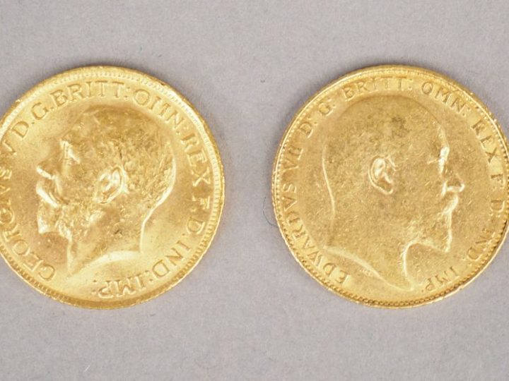 Ensemble comprenant :  - Une pièce Georges V or, 1914. - Une pièce Edo