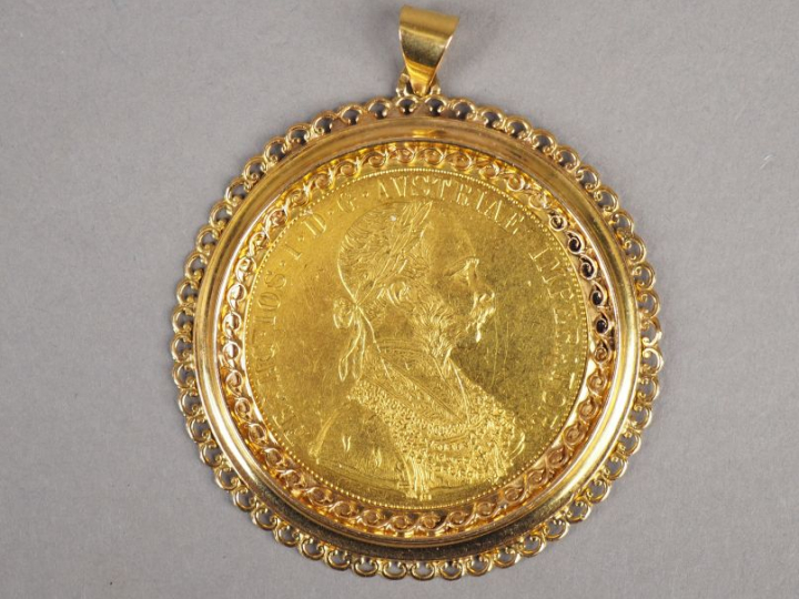 Pendentif en or jaune, orné en son centre d'une pièce de 4 Ducats or F