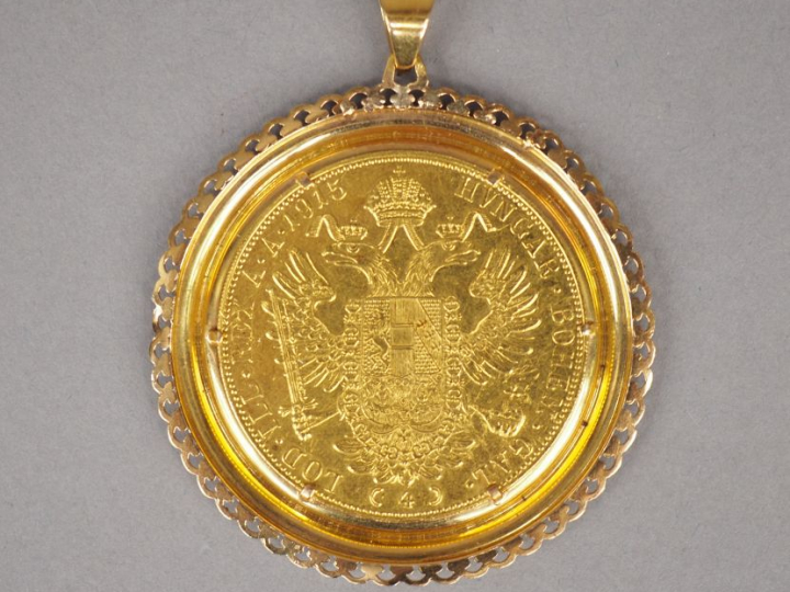 Pendentif en or jaune, orné en son centre d'une pièce de 4 Ducats or F
