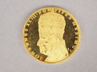 Vente aux enchères Médaille commémorative en or jaune figurant le pape Jean XXIII. Poids.