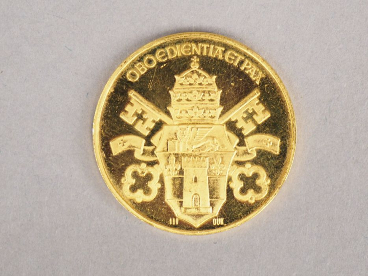 Médaille commémorative en or jaune figurant le pape Jean XXIII. Poids.