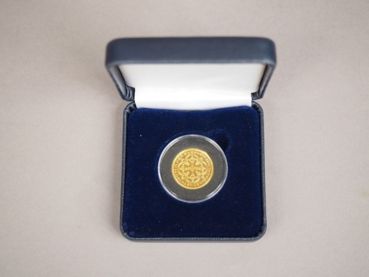 Nouvelle frappe en or 14k "Franc à cheval 1360". Poids. 3,19 g