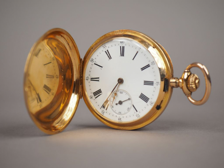 Montre de gousset aveugle en or jaune. Poids. 99,30 g (bélière en méta