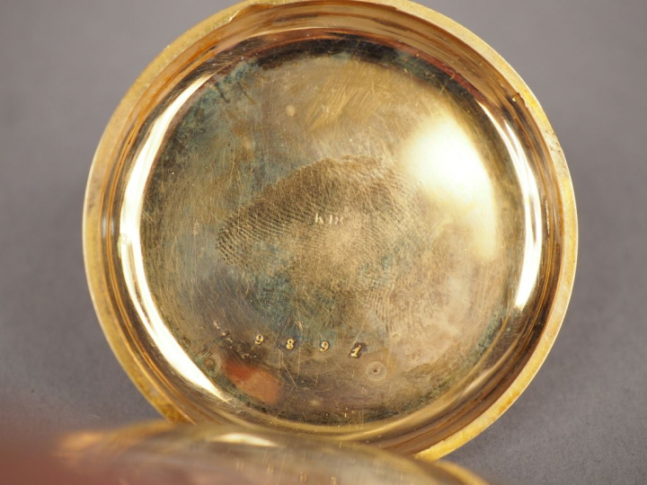 Montre de gousset aveugle en or jaune. Poids. 99,30 g (bélière en méta