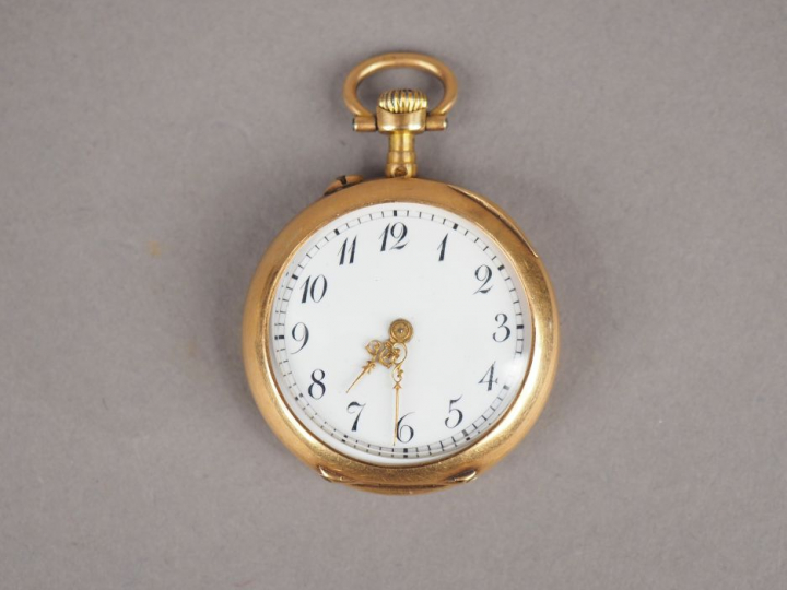 Montre de col en or jaune, cadran émaillé, chiffres arabes.  Le revers