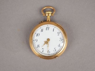 Vente aux enchères Montre de col en or jaune, cadran émaillé, chiffres arabes.  Le revers