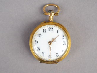 Vente aux enchères Montre de col en or jaune, cadran émaillé, chiffres arabes. Le revers 