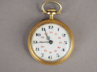 Vente aux enchères Montre de col en or jaune, cadran émaillé, chiffres arables.  Le rever