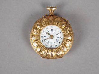 Vente aux enchères Montre de col en or jaune, à décor de pétales de fleurs.  Cadran émail