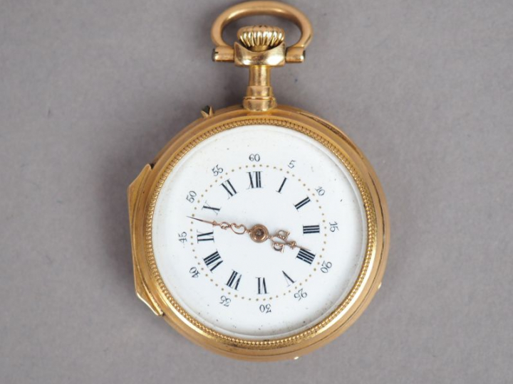 Montre de col en or jaune, cadran émaillé, chiffres romains. Le revers