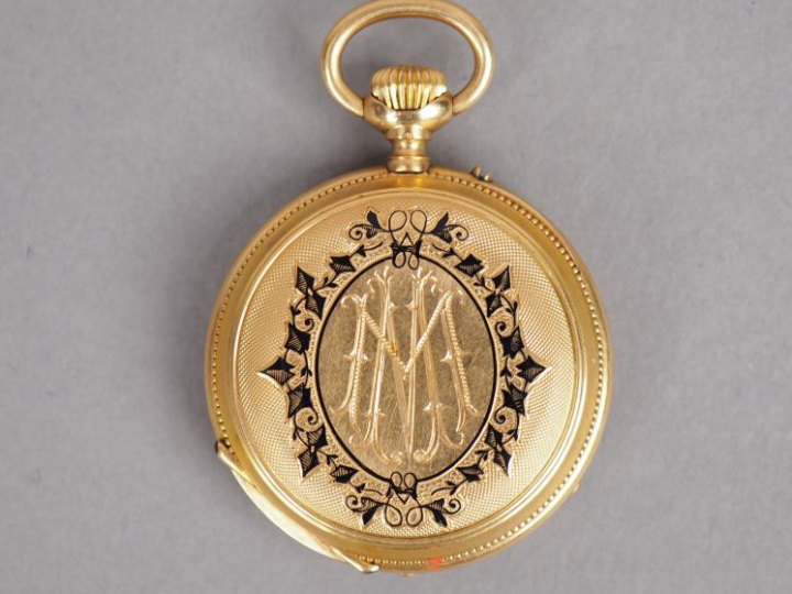 Montre de col en or jaune, cadran émaillé, chiffres romains. Le revers