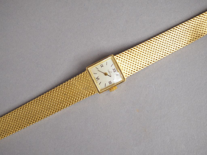 OMEGA.  Montre de dame, bracelet et boitier en or jaune.  Poids tel. 3