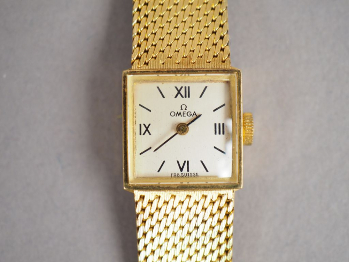 OMEGA.  Montre de dame, bracelet et boitier en or jaune.  Poids tel. 3