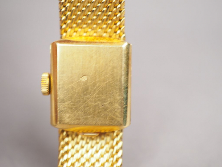 OMEGA.  Montre de dame, bracelet et boitier en or jaune.  Poids tel. 3