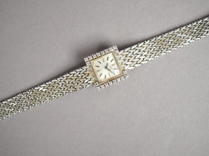 UNIVERSAL GENEVE.  Montre de dame, boitier et bracelet en or blanc.  B