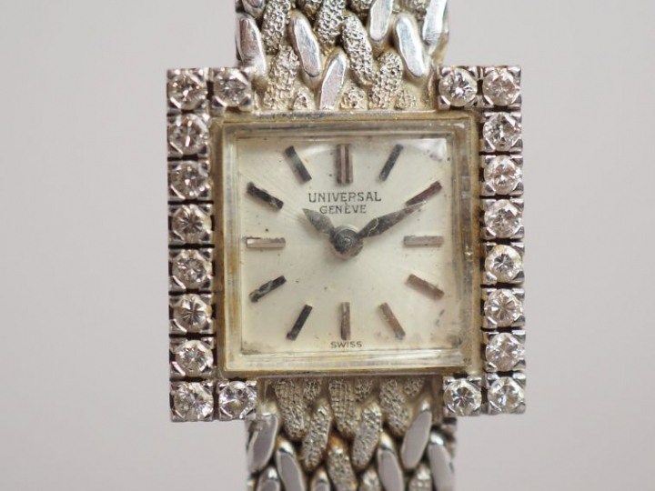 UNIVERSAL GENEVE.  Montre de dame, boitier et bracelet en or blanc.  B