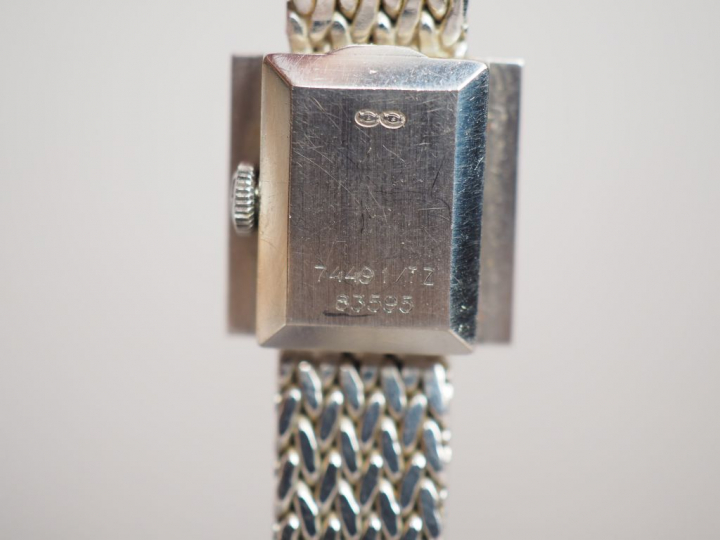 UNIVERSAL GENEVE.  Montre de dame, boitier et bracelet en or blanc.  B