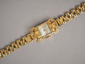 Vente aux enchères KODY. Montre bracelet de dame, boitier et bracelet en or jaune.  Le bo