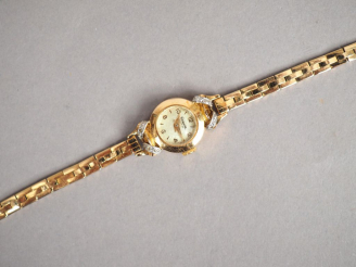 Vente aux enchères GERMOR.  Montre de dame, boitier et bracelet en or jaune.  Boitier orn