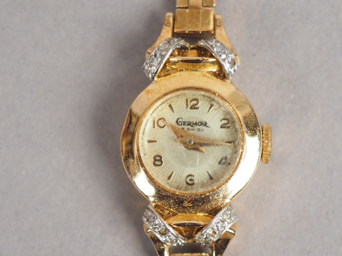 GERMOR.  Montre de dame, boitier et bracelet en or jaune.  Boitier orn