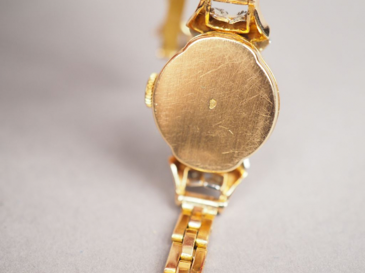 GERMOR.  Montre de dame, boitier et bracelet en or jaune.  Boitier orn