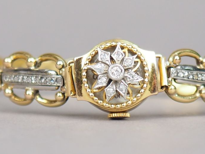 Montre bracelet de dame en or jaune et diamant. Cadran orné d'un couve