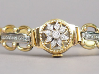 Vente aux enchères Montre bracelet de dame en or jaune et diamant. Cadran orné d'un couve