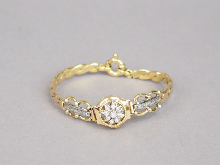 Montre bracelet de dame en or jaune et diamant. Cadran orné d'un couve