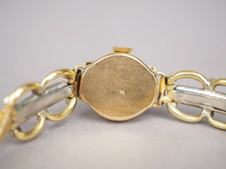 Montre bracelet de dame en or jaune et diamant. Cadran orné d'un couve