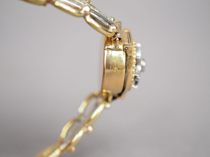 Montre bracelet de dame en or jaune et diamant. Cadran orné d'un couve