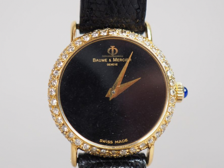 BAUME   MERCIER Montre de dame, boitier en or jaune serti de petits di