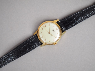 Vente aux enchères EBEL.  Montre bracelet d'homme, boitier en or jaune.  Bracelet cuir,bo