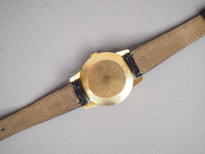 EBEL.  Montre bracelet d'homme, boitier en or jaune.  Bracelet cuir,bo