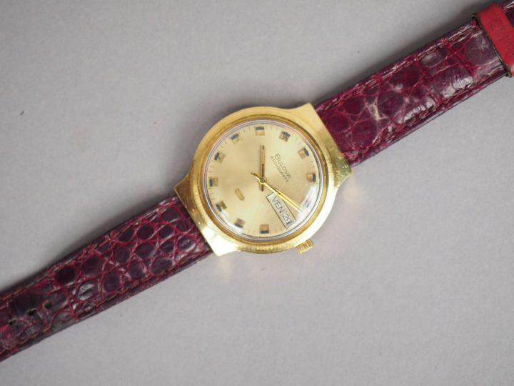 BULOVA. Accuquartz. Montre bracelet d'homme, boitier en or jaune, cadr