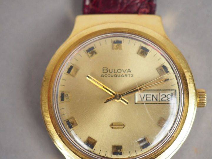 BULOVA. Accuquartz. Montre bracelet d'homme, boitier en or jaune, cadr